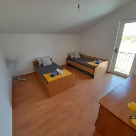 Nyaraló Four Bedroom Anita With Terrace Drniš