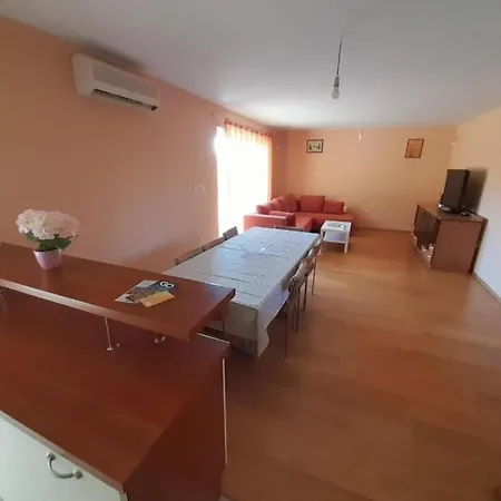 Four Bedroom Anita With Terrace *